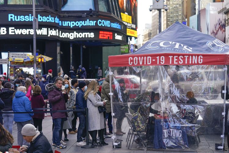 Orang-orang mengantre di tempat pengujian COVID-19 di Times Square, New York, Senin, 13 Desember 2021. 