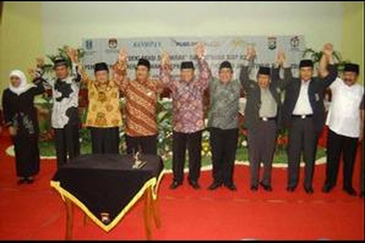 Calon Gubernur dan Wakil Gubernur mengangkat bergandeng tangan proses Deklarasi dan Ikrar siap menang siap kalah di Gedung Mahameru Polda Jatim, Kamis (19/6). Deklarasi dan ikrar ini untuk mengantisipasi kerusuhan yang disebabkan oleh pihak-pihak yang kurang menerima hasil pilkada pada 23 Juli mendatang. 