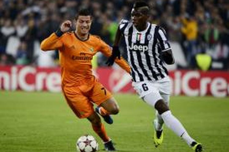 Paul Pogba saat berebut bola dengan Cristiano Ronaldo dalam matchday keempat Liga Champions antara Juventus melawan Real Madrid di Stadion Juventus, Rabu (6/11/2013) WIB