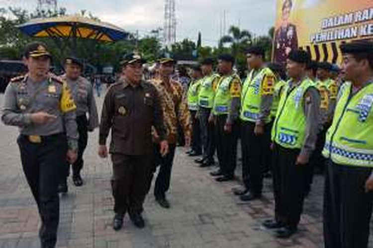 Kapolres Lamongan AKBP Juda Nusa Putra (kiri), saat menunjukkan kesiapan para personel pengamanan Pilkades massal kepada Bupati Lamongan Fadeli (tiga dari kiri).