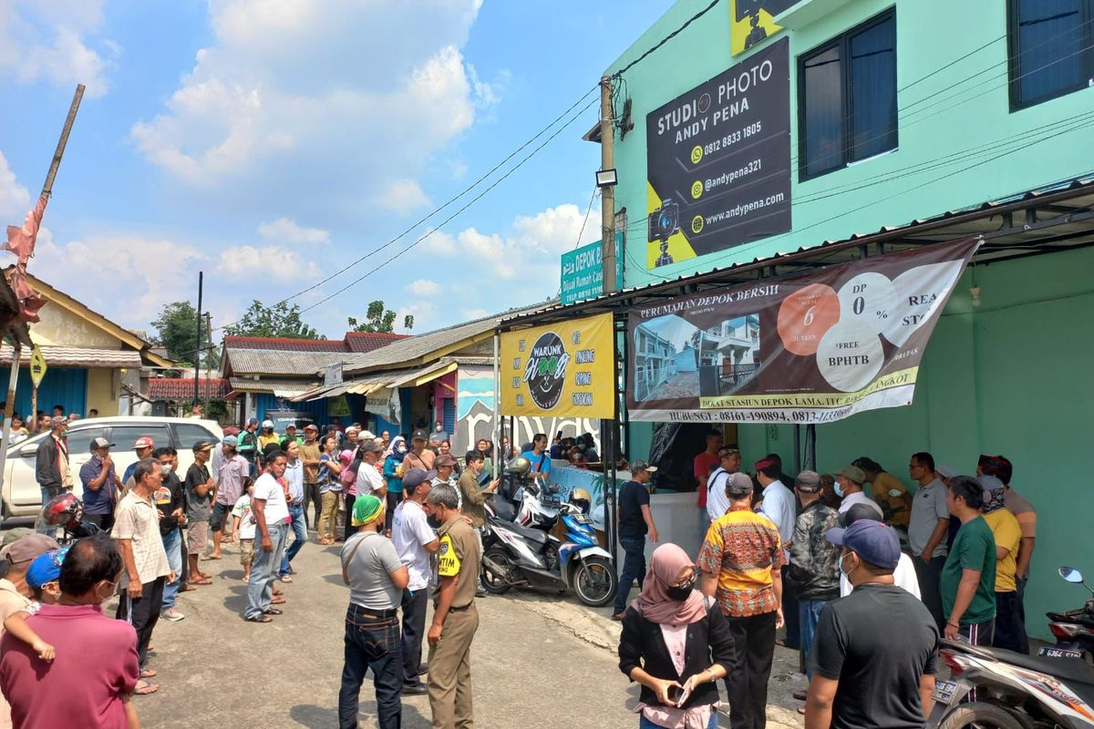 Sejumlah warga berkumpul di sekitar pelintasan sebidang di Rawageni, Ratu Jaya, Cipayung, Depok pada Selasa (21/6/2022). Hal itu dilakukan masyarakat untuk menunggu hasil pertemuan dari pihak PT KAI, Camat, Lurah, Dishub dan Tokoh masyarakat dalam mencari solusi atas pelintasan sebidang tersebut.