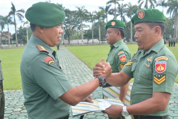 Danrem 071 Wijayakusuma Kolonel Inf Suhardi memberikan penghargaan kepada anggota Unit Intel Kodim 0701 Banyumas, Serka Hendi Supriadi dan Sertu Juwarno sebagai Prajurit Wijayakusuma Berprestasi di Lapangan Upacara Makorem 071 Wijayakusuma Jl Gatot Subroto No.1 Sokaraja Banyumas, Senin (20/3/2017). Keduanya berhasil mengungkap jaringan pencuri sepeda motor baru-baru ini. 