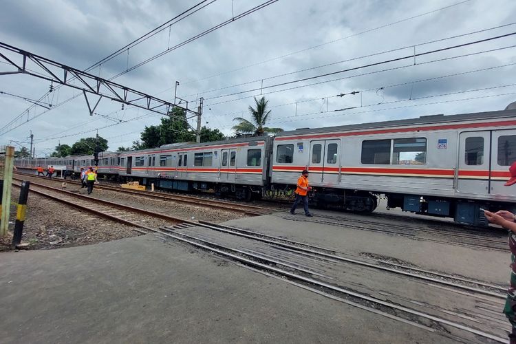 Rangkaian KRL yang anjlok di jalan perlintasan kereta di Jombang, Ciputat, Kota Tangerang Selatan, Minggu (5/12/2021) siang. 