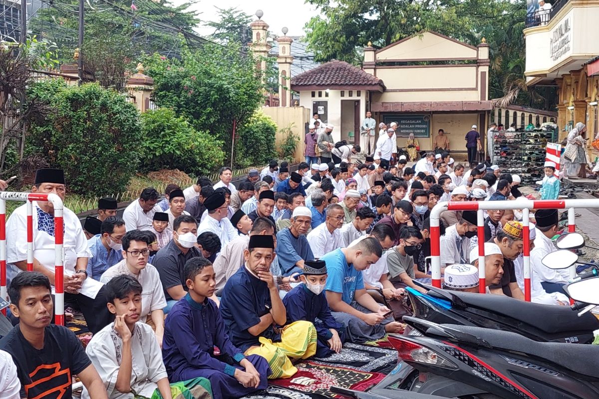 Warga yang hendak mengikuti shalat Idul Fitri memadati area Perguruan Muhammadiyah Cabang Kebayoran Lama, Jakarta Selatan, pada Jumat (21/4/2023) pagi.