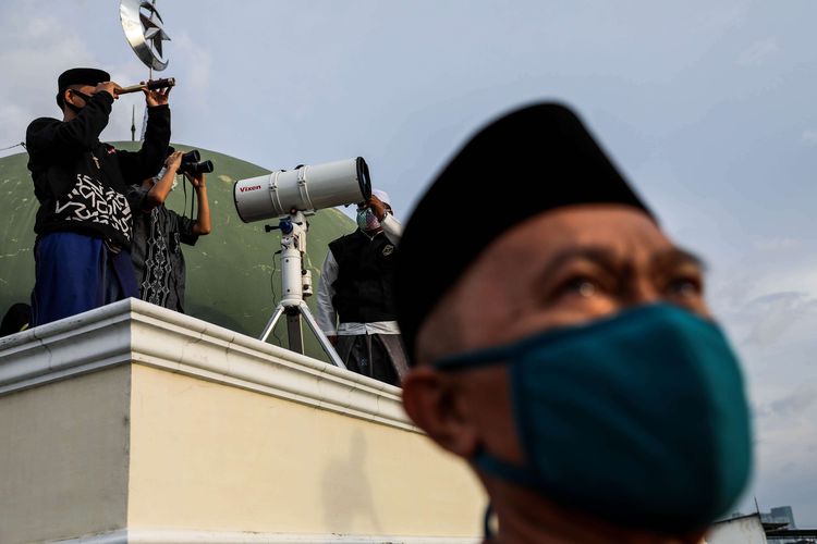 Petugas lembaga Falakiyah pondok pesantren Al-Hidayah Basmol, melakukan pemantauan hilal di atas masjid Al-Musariin di Jalan Al Hidayah Basmol, Jakarta Barat, Kamis (23/4/2020).