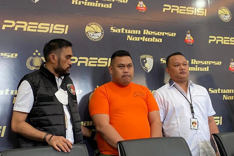 Selebgram Ajudan Pribadi saat dihadirkan dalam jumpa pers di Polres Metro Jakarta Barat pada Rabu (15/3/2023). Ajudan Pribadi diduga melakukan penipuan dan penggelapan senilai Rp 1,3 miliar.