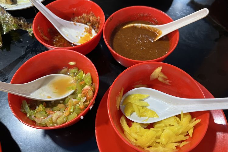 Sambal Dabu-dabu, sambal mangga, sambal rica kacang, dan sambal rica bakar di gerai Ikan Bakar MaMa, Tomohon, Sulawesi Utara, Jumat (31/10/2025). 