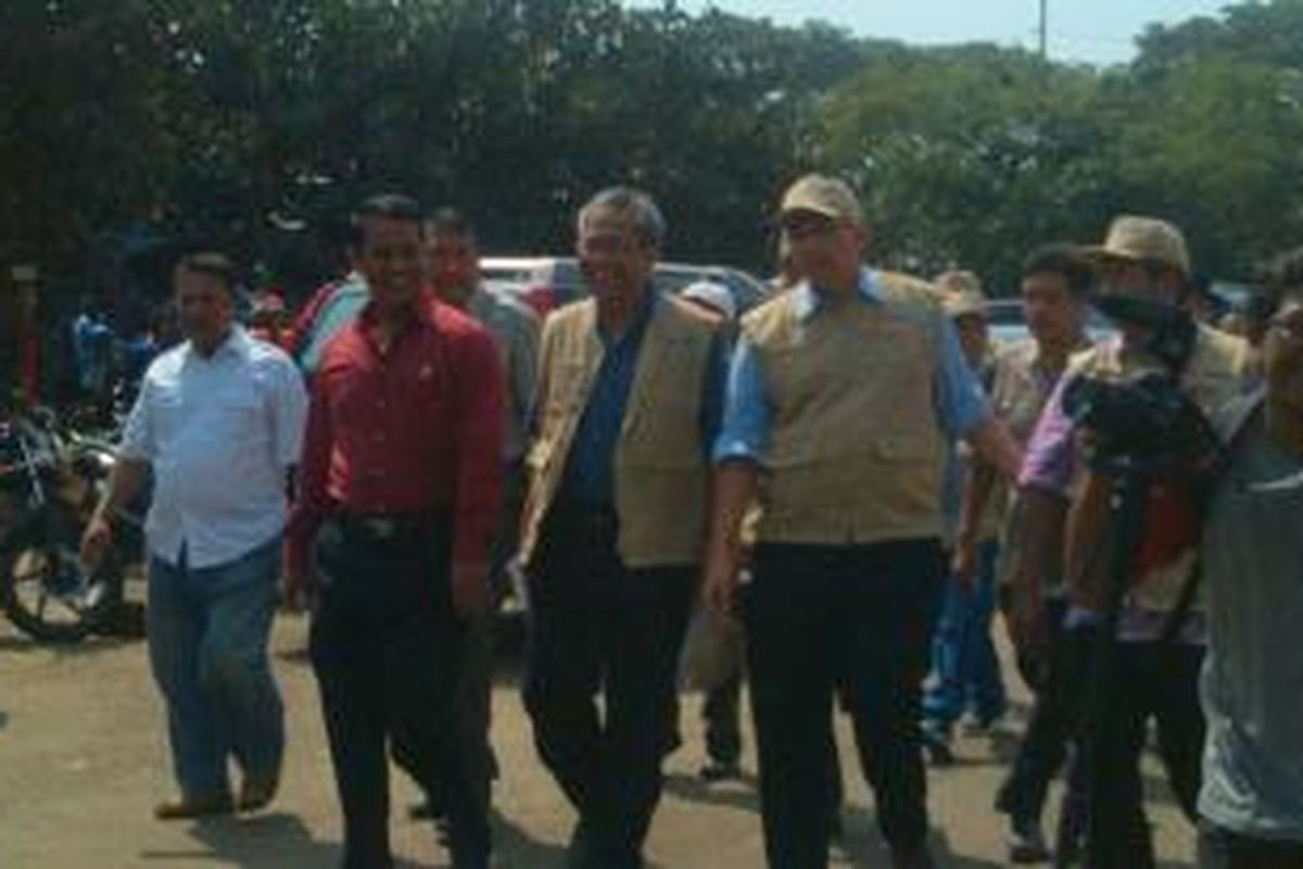 Menteri Pertanian Amran Sulaiman dan Direktur Utama Bulog Djarot Kusumayakti saat mengunjungi Pasar Induk Kramat Jati, Jakarta, Sabtu (13/6/2015).