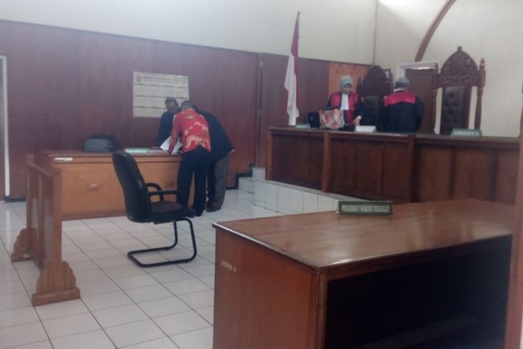 Kuswendi (batik merah) Kadispora Garut usai persidangan berbicara dengan penasehat hukumnya, Kamis (21/11/2019)