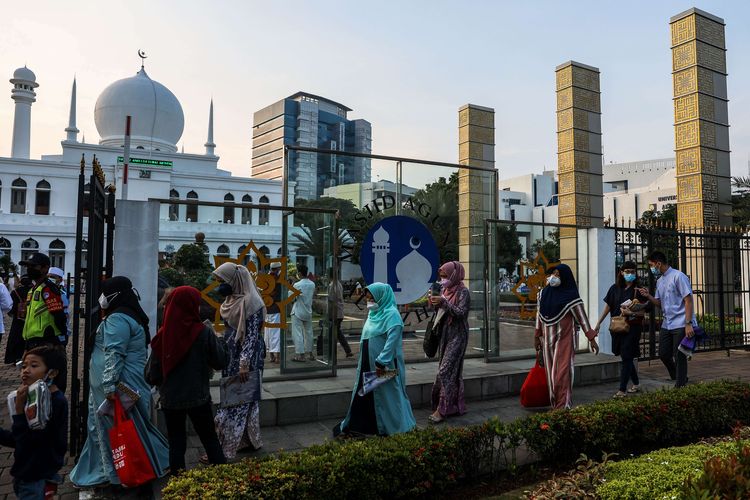 Umat Muslim melaksanakan shalat Idul Fitri di Masjid Agung Al-Azhar, Kebayoran Baru, Jakarta Selatan, Kamis (13/5/2021). Pelaksanaan shalat Idul Fitri 1442 hijriah dilakukan dengan protokol kesehatan pencegahan COVID-19 dengan menampung 7.000 jemaah atau 50 persen dari total kapasitas di area lapangan.