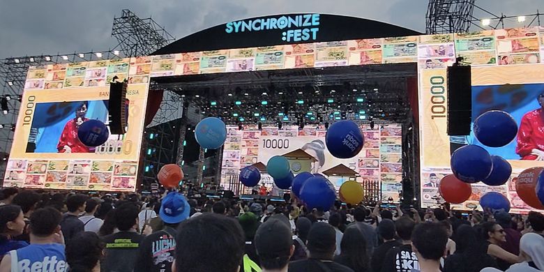 Puluhan balon diterbangkan saat penampilan Lagu Menabung dalam event Synchronize Festival 2024, yang berlangsung dari Jumat (4/10/2024) hingga Minggu (6/10/2024) di Gambir Expo Kemayoran, Jakarta.

