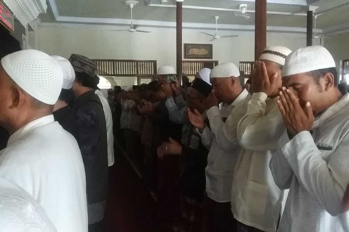 kegiatan shalat ghaib FPI NTB untuk 6 orang laskar pembela Islam yang meninggal di Tol Cikampek