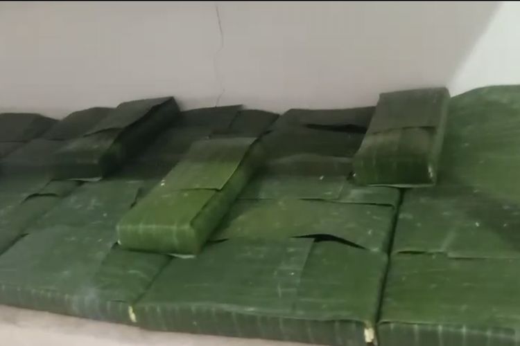 Harga Plastik Naik, Pengusaha Tempe di Pamekasan Beralih Pakai Daun Pisang