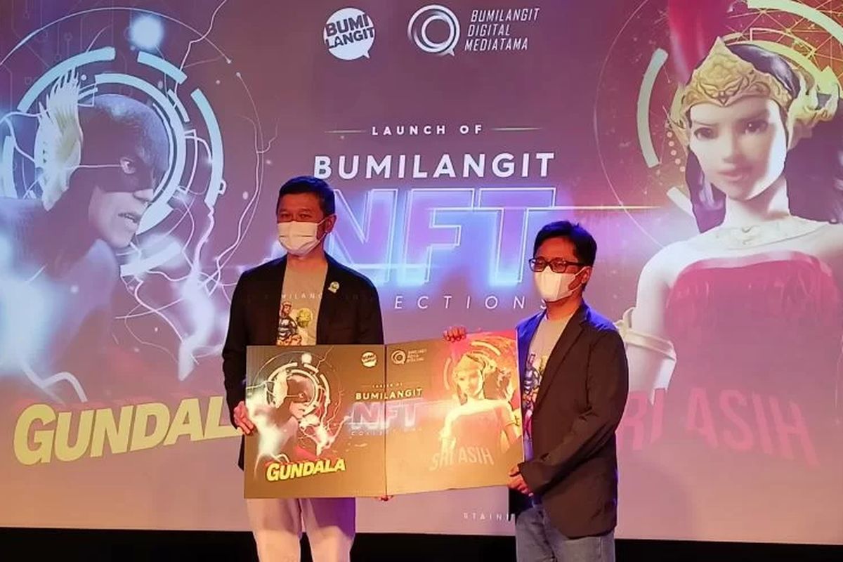 VP Licensing & Merchandising Bumilangit Entertainment Agung Rachmawan dan Direktur Utama PT Bumilangit Digital Mediatama Budiasto Kusuma saat peluncuran NFT perdana Bumilangit dengan karakter Gundala dan Sri Asih di Djakarta Theater, Jakarta Pusat, Selasa, (21/12/2021).