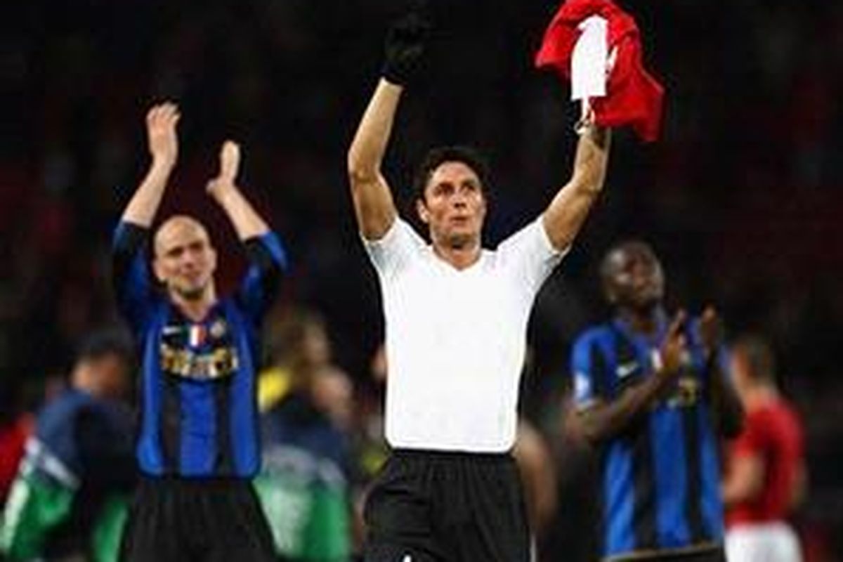 Para pemain Inter Milan memberi sambutan kepada suporternya di Stadion Old Trafford, setelah mereka kalah 0-2 dari Manchester United dan tersingkir dari Liga Champions.