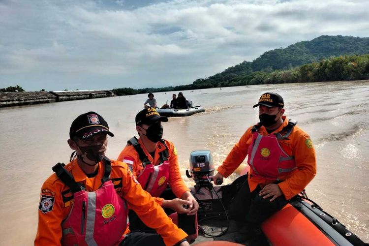 Basarnas melakukan pencarian pesertaomba perahu naga di di Sungai Tipar, Desa Karangbenda, Kecamatan Adipala, Kabupaten Cilacap, Jawa Tengah.