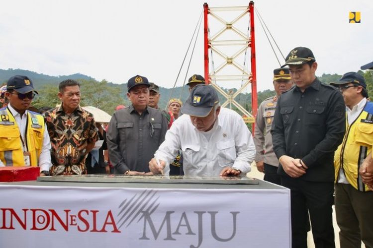Menteri PUPR Basuki Hadimuljono meresmikan Jembatan Gantung Sepan Kareho di Kalimantan Barat pada Minggu (3/9/2023).