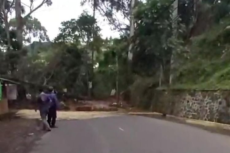 Jalan Raya Kolonel Masturi di Kabupaten Bandung Barat (KBB), Jawa Barat, terputus usai tertimbun longsor, Selasa (6/2/2024) sore.