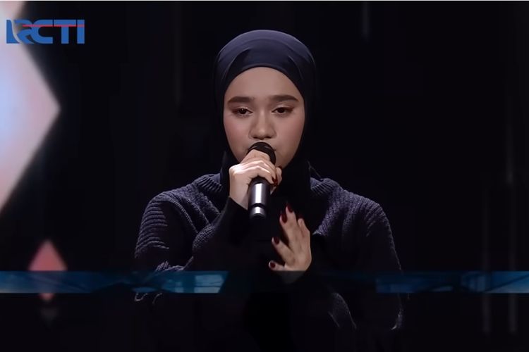 Kontestan Indonesia Idol 2023 Nabila tampil di babak Top 15.