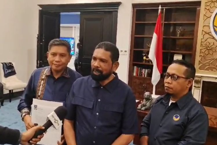 Bakal calon Wali Kota Ambon Bodewin Wattimena menerima rekomendasi dari Partai NasDem, Kamis malam (27/6/2024)