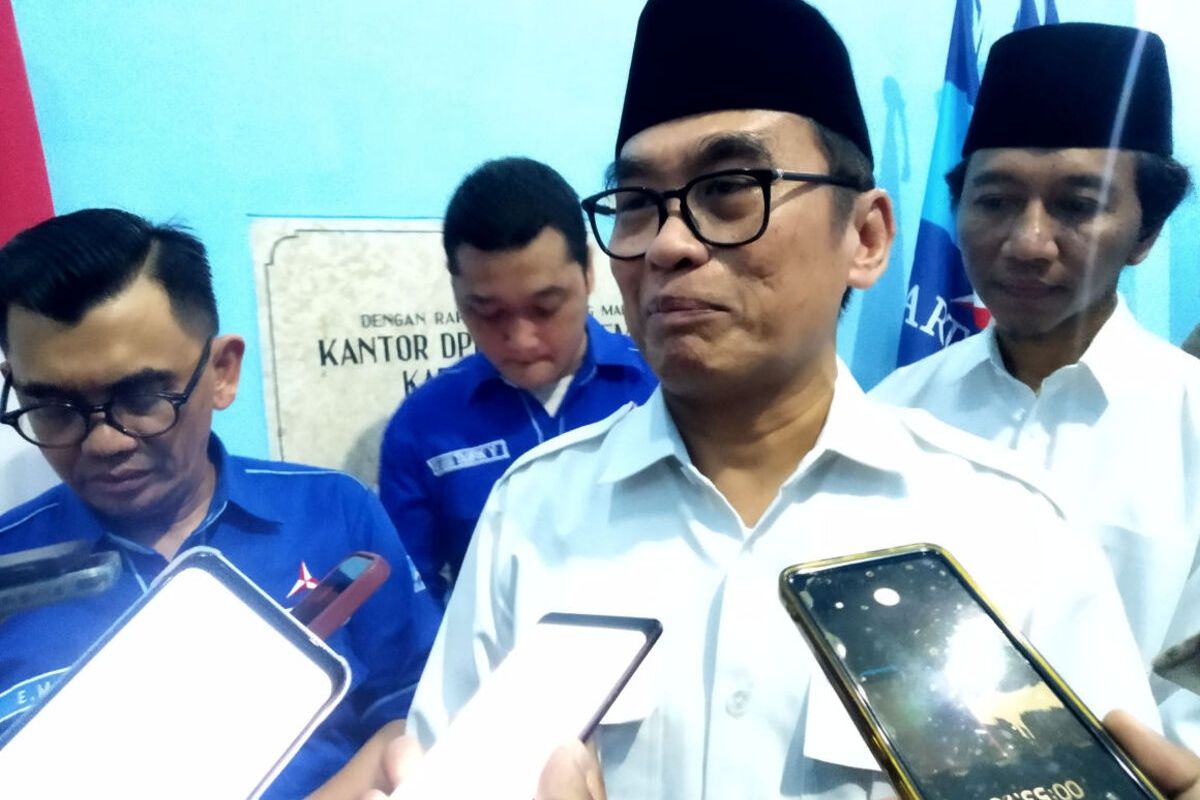 Wakil Wali Kota Blitar Tjutjuk Sunario menjawab pertanyaan wartawan usai mengembalikan formulir pendaftaran sebagai calon bupati pada Pilkada Kabupaten Blitar 2024 di Kantor DPC Partai Demokrat, Jumat (14/6/2024).
