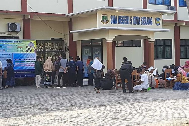 Proses pendaftaran PPDB di salah satu SMAN di Kota Serang secara offline