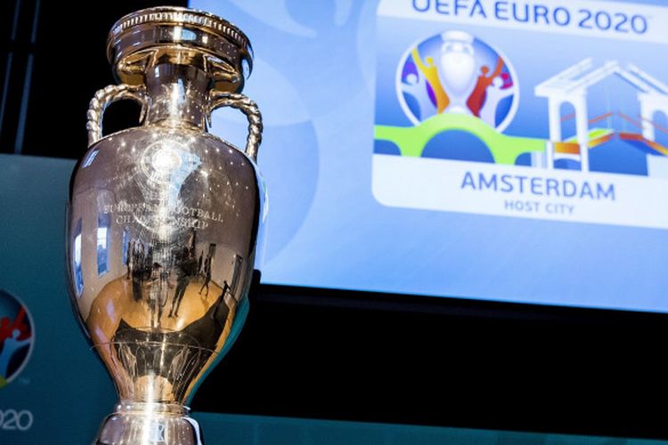 Trofi Piala Eropa dipamerkan dalam peluncuran logo Euro 2020 Amsterdam.
