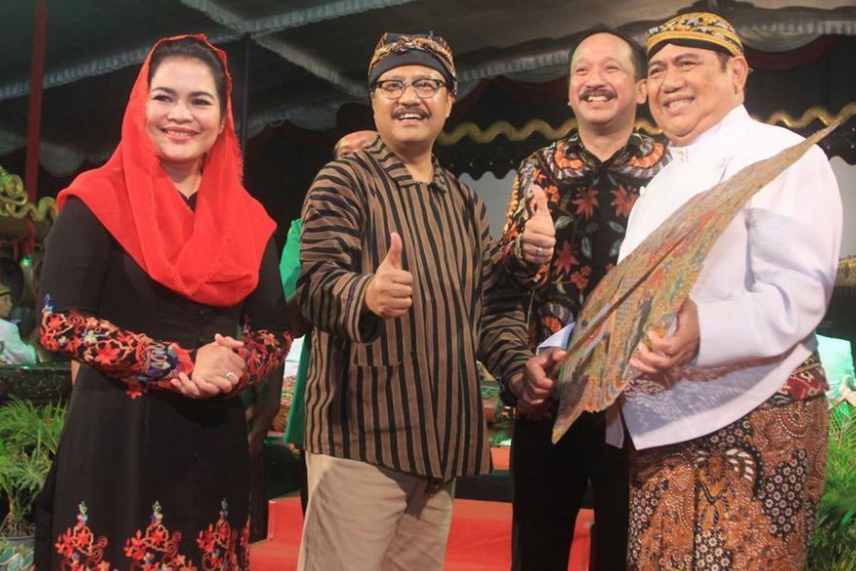 Dari kiri ke kanan, Calon Wagub Jatim Puti Guntur Soekarno, Calon Gubernur Jatim Saifullah Yusuf, Bupati Ponorogo Ipong Muchlissoni, dan dalang Ki Anom Suroto saat nonton bareng pergelaran wayang kulit di alun-alun Ponorogo. 