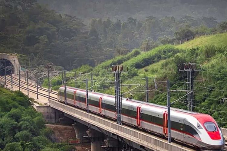 Kereta cepat Whoosh. Proyek Kereta Cepat Jakarta-Bandung menelan biaya hingga Rp 116 triliun.