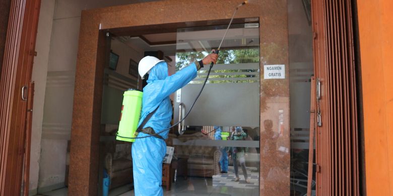 Penyemprotan disinfektan di kantor Notaris dan PPAT Nurul Laili, di Kota Mojokerto , Jawa Timur, Kamis (2/4/2020).
