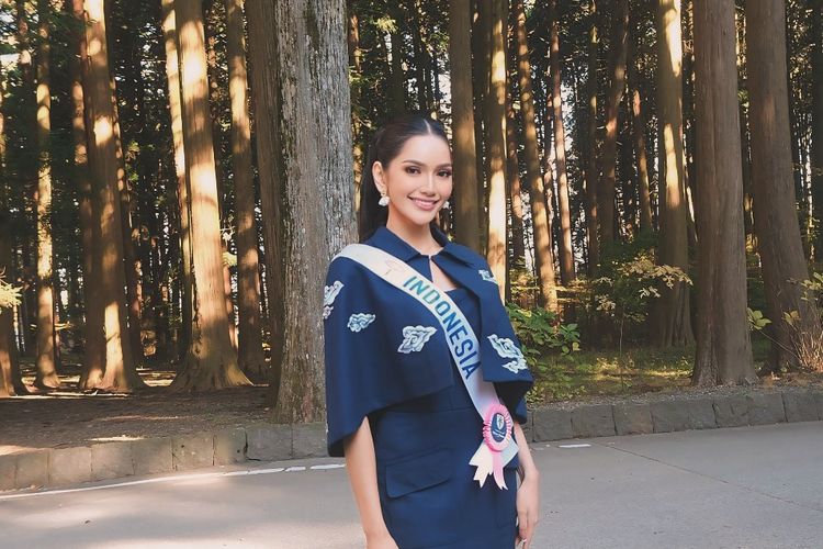 Melliza Xaviera tampil anggun di Jepang dengan batik Megamendung dan tas peta Indonesia, paduan elegan yang tunjukkan identitasnya di Negeri Sakura.