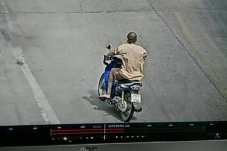 Adirek Chompoonot (36) melarikan diri dari gedung pengadilan saat menantikan sidang dan menggunakan sepeda motor untuk kabur.