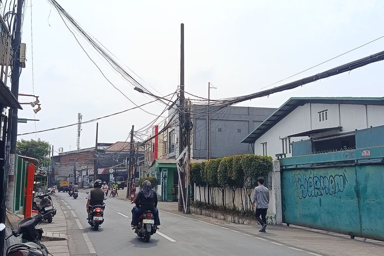 Warga Keluhkan Kabel Menjuntai di Bekasi: Jangan Menunggu Ada Korban, Baru Ditangani