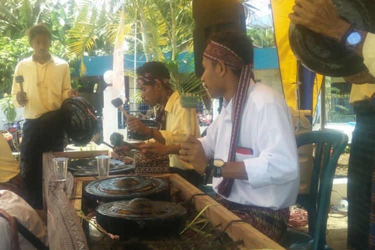 Alat musik tradisional Gong Waning dari Sanggar Budaya Bliran Sina dimainkan saat menyambut tamu di kantor Kopdit Pintu Air Maumere, Kabupaten Sikka, Nusa Tenggara Timur, Jumat (3/5/2019).