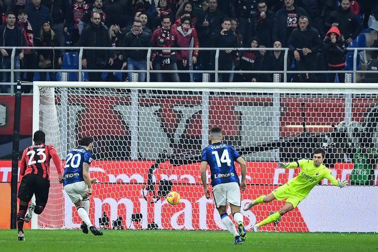 Hakan Calhanohlu (dua dari kiri) saat mencetak gol penalti dalam pertandingan Milan vs Inter pada pekan ke-12 Liga Italia 2021-2022 di Stadion Sa Siro, Senin (8/11/2021) dini hari WIB.