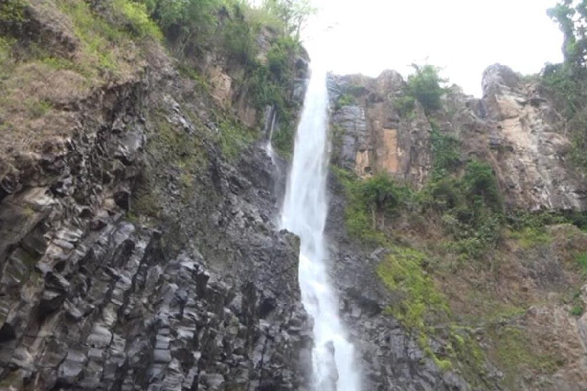 Pesona air terjun Takapala, Malino, Kecamatan Tinggimoncong, Kabupaten Gowa, Sulawesi Selatan setinggi 109 meter menjadi tujuan wisata warga. Minggu, (22/12/2019).