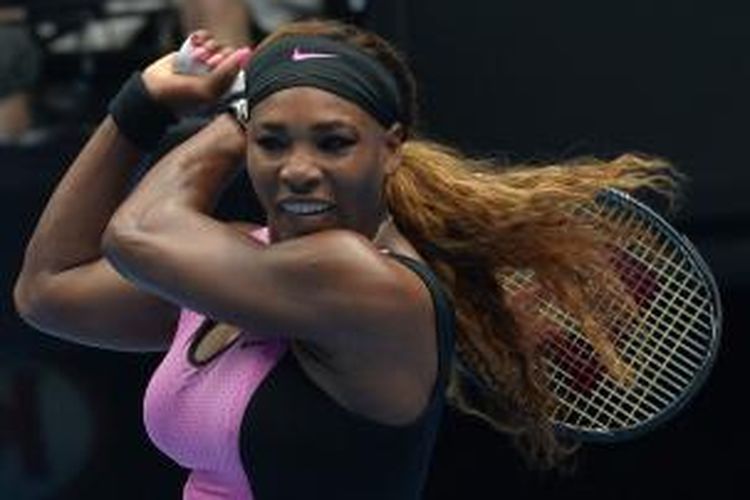 Petenis Amerika Serikat, Serena Williams memukul  bola ke arah petenis Serbia, Vesna Dolonc pada babak kedua Australian Open di Melbourne Park, Rabu (15/01/2014).