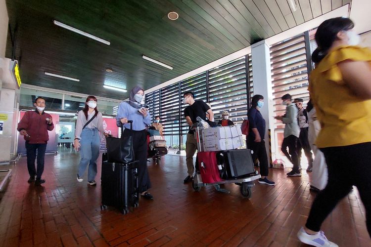 Suasana para penumpang pesawat di area kedatangan Terminal 2 Bandara Soekarno-Hatta, Kota Tangerang, Minggu (8/5/2022).