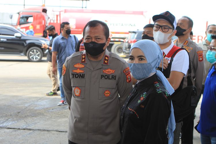 Kapolda Sumatera Selatan Irjen Pol Toni Harmanto bersama Dirut PT Pertamina (Persero) Nicke WIdyawati saat memantau kondisi stok BBM di sejumlah SPBU di Palembang.