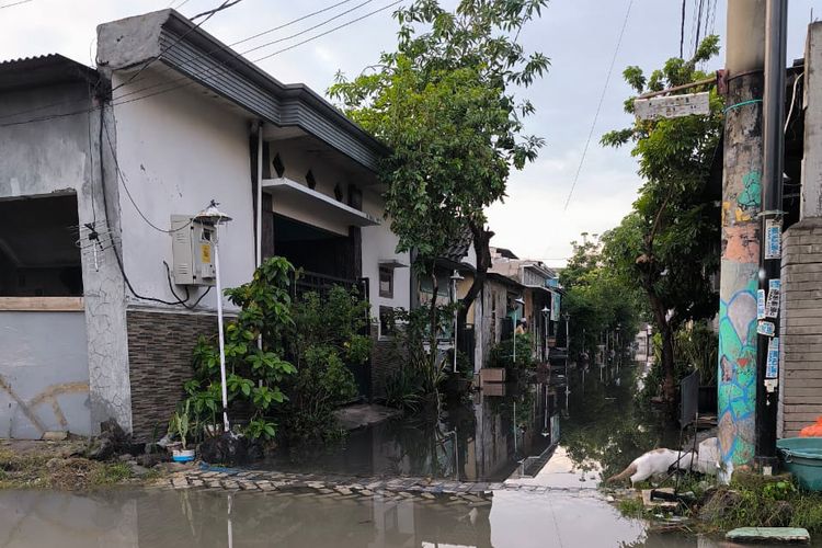Hujan lebat membuat debit air sungai atau Kali Avour meluap dan menggenangi Desa Sumput yang berada di Kecamatan Driyorejo, Gresik, Jawa Timur, Selasa (6/2/2024).