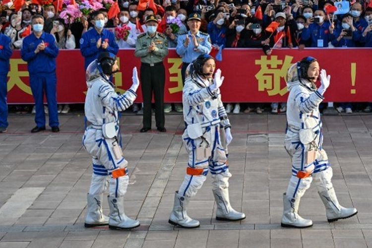Tiga astronot China yaitu Jing Haipeng (kanan), Zhu Yangzhu (tengah), dan Gui Haichao (kiri) melambaikan tangan sebelum menaiki roket Long March-2F yang membawa pesawat luar angkasa Shenzhou-16 untuk misi berawak. Peluncuran dilakukan di Jiuquan Satellite Launch Centre, Provinsi Gansu, China, 30 Mei 2023.