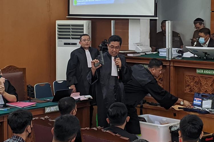Jaksa Penuntut Umum menunjukkan barang bukti senjata api dalam kasus pembunuhan Brigadir J di Persidangan Pengadilan Negeri Jakarta Selatan, Selasa (22/11/2022).