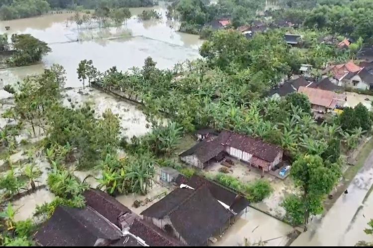 Banjir Blora Rendam Hampir Semua Kecamatan, Balita Dievakuasi dengan Perahu