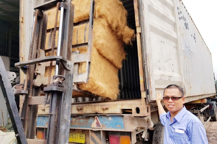 Harga penjualan cocofiber dan cocopeat di pasar internasional saat ini, sekitar USD 320 dan USD 240 per ton. Harga ini berlaku di negara Asia. Sedangkan untuk pasar USA dan Eropa, harganya jauh lebih mahal karena pengaruh jarak tempuh dan biaya transportasi.