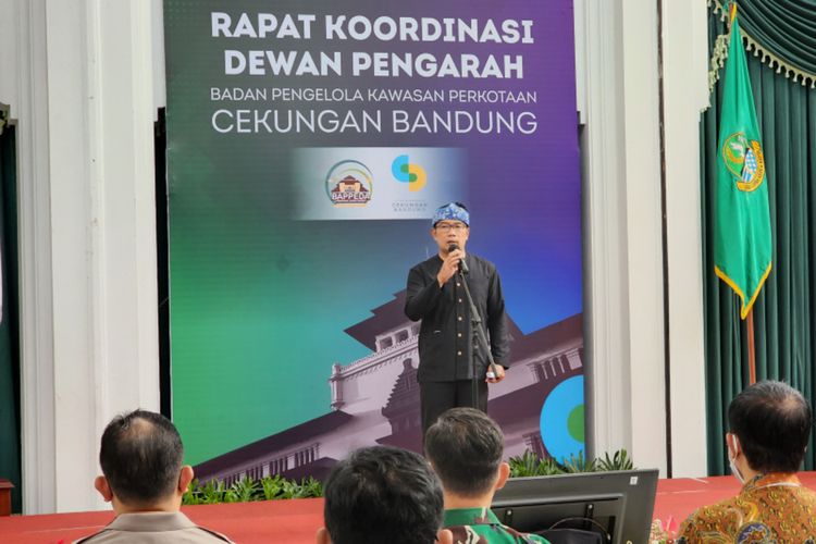 Gubernur Jawa Barat Ridwan Kamil saat memberi arahan dalam acara pembentukan Badan Pengelola Kawasan Perkotaan Cekungan Bandung di Gedung Sate, Kota Bandung, Kamis (30/3/2022).