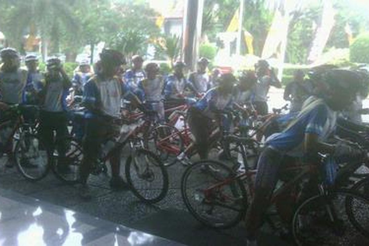 Peserta Jelajah Sepeda Jakarta-Palembang bersiap untuk diberangkatkan dari halaman Gedung Kompas Gramedia, Kamis (3/11/2011).