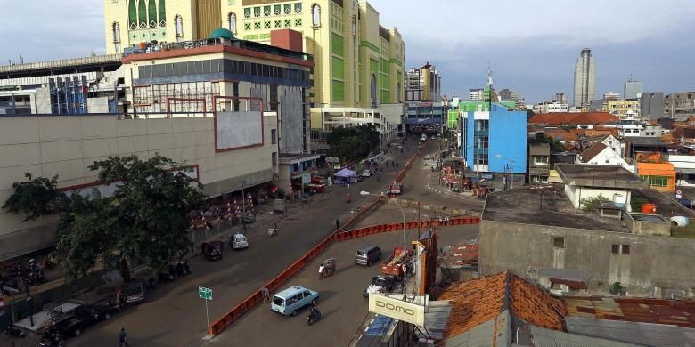 Lalu lintas di kawasan Pasar Tanah Abang, Jakarta Pusat, tampak lengang, Minggu (18/8/2013), setelah penertiban pedagang kaki lima (PKL) sepekan sebelumnya. Tidak tampak sedikit pun pedagang yang nekat berjualan, ratusan PKL sudah bersedia direlokasi ke Blok G.