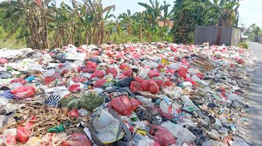 Sampah Menggunung di TPS Liar Tambun Utara Bekasi, Bau Tercium dari Jauh