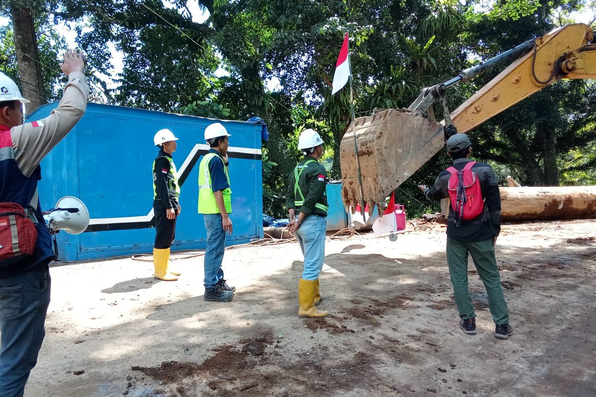 Upacara HUT ke-80 RI di jalur Gumitir. 