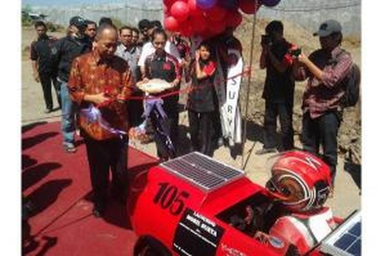 Menristek Dikti M Nasir saat melihat mobil tenaga listrik dan mobil tenaga surya hasil rakitan mahasiswa Politeknik Kota Kediri, Jawa Timur, Minggu (14/6/2015).